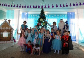 В Шарыпово дорожные полицейские совместно с дошкольниками необычным способом  украсили новогоднюю ель