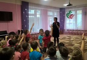 В Шарыпове дошкольники в игровой форме повторяют дорожные правила