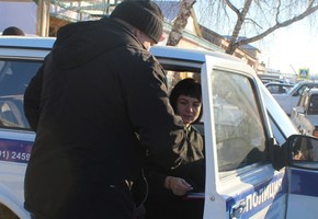 Дорожные полицейские совместно с судебными приставами проводят профилактическую работу с неплательщиками штрафов