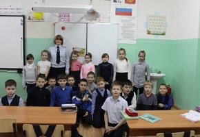 Сотрудники Госавтоинспекции со школьниками повторяют безопасный маршрут