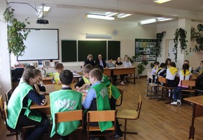 В Шарыпово автоинспекторы провели для школьников квест по безопасному поведению на дороге