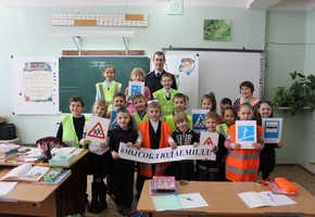 Автоинспекторы проводят для школьников кинолектории по правилам безопасного поведения на дорогах