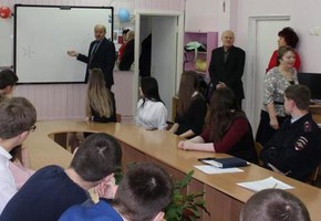 В Шарыпово полицейские и общественники провели круглый стол на тему «Мы против коррупции» для слушателей полицейского класса