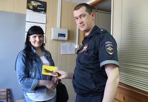В Шарыпове автоинспекторы вручали молодым водителям георгиевские ленточки