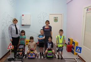 В Шарыпово проходят занятия по правилам безопасного поведения на дороге для дошкольников