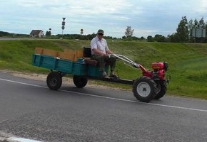 Сотрудники Госавтоинспекции разъясняют требования, предъявляемы к владельцам мотоблоков