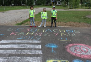 В Шарыпово рисунки на асфальте напоминают участникам движения о безопасности на дорогах