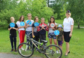 В Шарыпово дорожные полицейские проводят занятия по правилам дорожного движения с несовершеннолетними на детских площадках