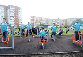 ПАО «Юнипро» подарило шарыповцам комплект уличных силовых тренажеров