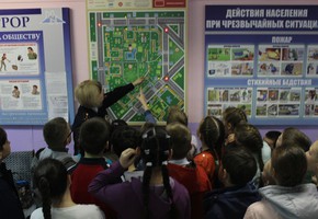 Дорожные полицейские проводят практические занятия со школьниками