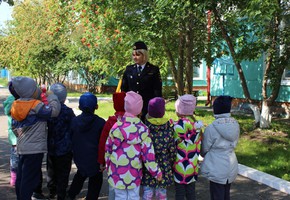 Дорожные полицейские помогли дошкольникам стать заметнее
