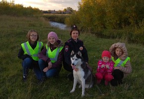 Дорожные полицейские и их питомцы призвали водителей и пешеходов к соблюдению ПДД