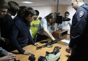 Ко Дню сотрудника ОВД: Шарыповские полицейские познакомили школьников с работой полиции