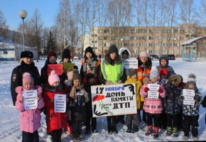 Сотрудники Госавтоинспекции совместно с юными помощниками почтили память погибших в ДТП