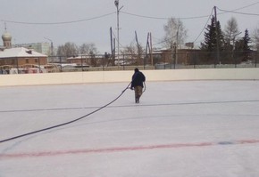 Началась заливка городских катков