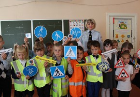 Сотрудники ГИБДД совместно с представителями Березовской ГРЭС подарили школьникам световозвращающие элементы