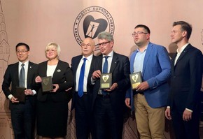 Заместитель гендиректора СУЭК Сергей Григорьев вручил награды "Лидерам корпоративной благотворительности"