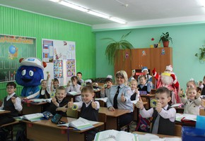 В Шарыпово полицейский Дед Мороз призвал школьников соблюдать ПДД