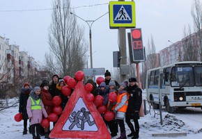 Дорожные полицейские совместно со школьниками провели флешмоб в поддержку безопасности детей на дорогах
