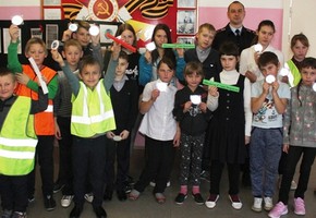 В сельских школах автоинспекторы проверили наличие у детей световозвращающих элементов