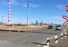 Дорожные полицейские напоминают водителям о безопасности на железнодорожных переездах