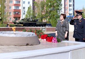 Возложение цветов к памятнику Победы