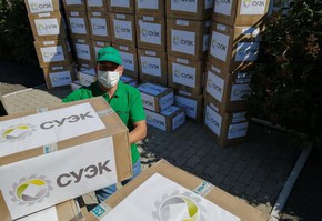 СУЭК к профессиональному празднику экипировала красноярских медиков в защитную одежду