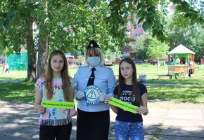 Дорожные полицейские напоминают несовершеннолетним о правилах безопасности в городских дворах