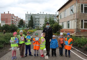 В рамках #Недели Безопасности дошкольники вместе с сотрудниками ГИБДД изучают Правила дорожного движения