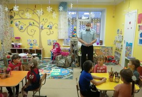 Дорожные полицейские учат дошкольников безопасному участию в дорожном движении