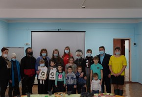 СУЭК передала в многодетные семьи уникальные развивающие пособия для взрослых и детей