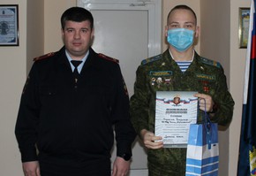 Начальник МО МВД России «Шарыповский» вручил детям сотрудников полиции дипломы