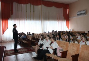Сотрудники полиции проводят встречи с учащимися образовательных учреждений по правовому информированию.