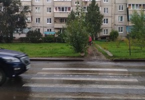 Автоинспекторы рекомендуют пешеходам быть внимательнее на дороге