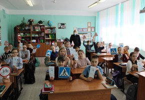 В Шарыпово дорожные полицейские проводят уроки дорожной грамотности под лозунгом «Сел на велосипед – соблюдай ПДД!»