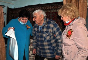 Ветеранов поздравляют и вручают им подарки
