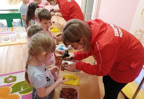 20 встреч с героями. Волонтеры СУЭК провели в детском саду урок милосердия