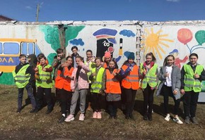 В Шарыпово ЮИДовцы на школьной площадке разместили коллаж, посвященный дорожной безопасности