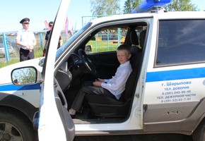 Шарыповские полицейские и общественники поздравили воспитанников подшефного Центра помощи семье и детям