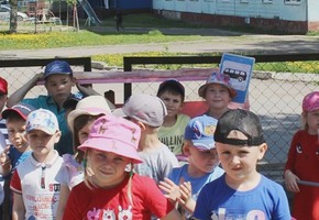 Сотрудники Госавтоинспекции призывает родителей усилить контроль за безопасностью детей во время каникул