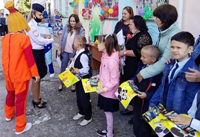 Дорожные полицейские рекомендовали детям обозначить себя на дороге с помощью световозвращателей