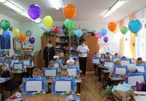 Автоинспекторы поздравили первоклассников