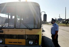 Сотрудники Госавтоинспекции проверяют безопасность школьных автобусов