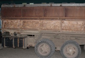 Двое детей получили травмы при попытке покататься, зацепившись за КАМАЗ