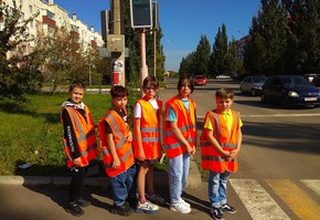 В Шарыпово сотрудники Госавтоинспекции и их юные помощники поблагодарили вежливых водителей