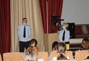 Сотрудники МО МВД России «Шарыповский» провели профориентационное занятие для правового класса