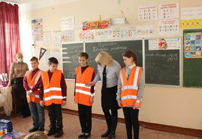 Сотрудники Госавтоинспекции совместно с юными помощниками проверяют наличие у детей световозвращающих элементов