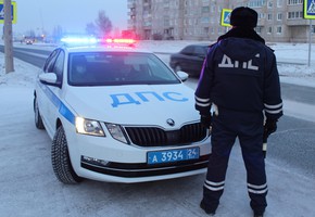 Автополицейские напоминают пешеходам основные правила безопасности на дороге