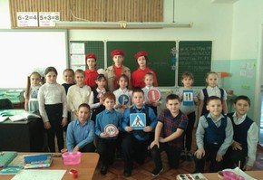 В г. Шарыпово юнармейцы проводят инструктажи по ПДД