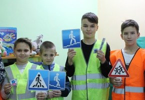 В г. Шарыпово сотрудники Госавтоинспекции в детских библиотеках проводят со школьниками часы безопасности по ПДД